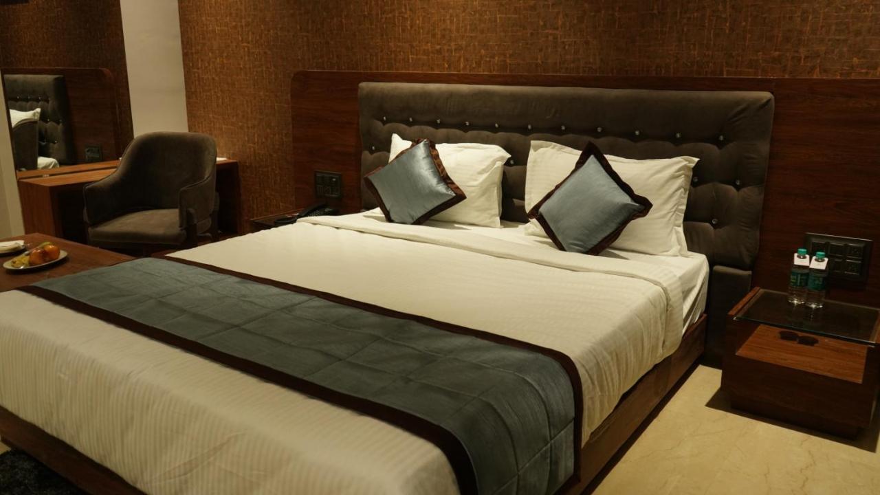 Alaukik Hotel เชอร์ดี ภายนอก รูปภาพ